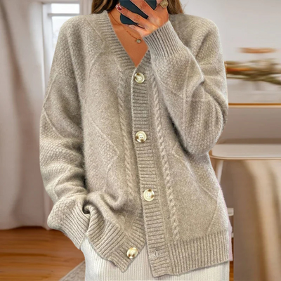 MAY | CABLE-KNIT CARDIGAN WITH TIMELESS ELEGANCE